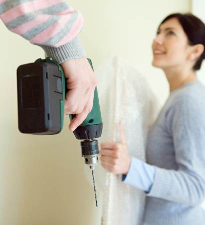 fazendo furo para fixar quadro na parede